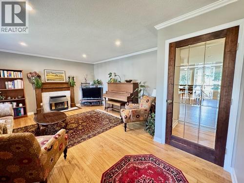 1556 Duncan Avenue E, Penticton, BC - Indoor Photo Showing Living Room With Fireplace