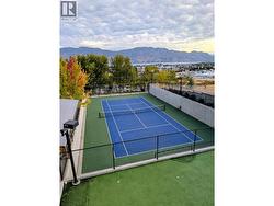 Tennis court & putting green - 