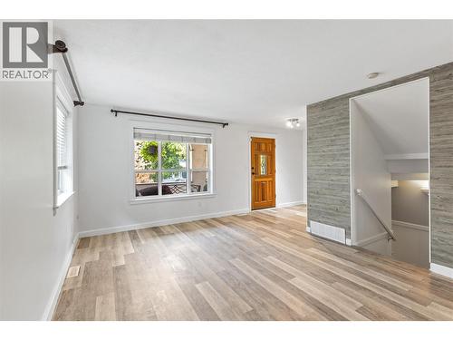 6973 Cummins Road, Vernon, BC - Indoor Photo Showing Living Room