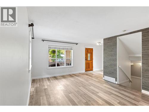 6973 Cummins Road, Vernon, BC - Indoor Photo Showing Living Room