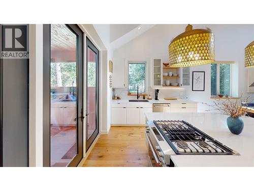 4881 Pedley Heights Court, Windermere, BC - Indoor Photo Showing Kitchen