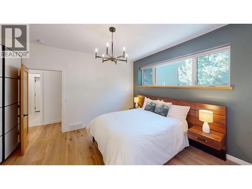 4881 Pedley Heights Court, Windermere, BC - Indoor Photo Showing Bedroom