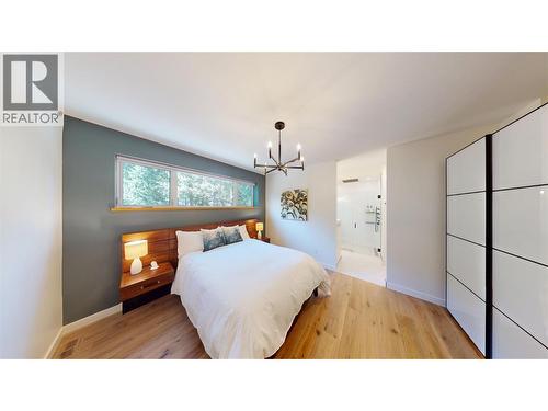4881 Pedley Heights Court, Windermere, BC - Indoor Photo Showing Bedroom