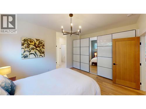 4881 Pedley Heights Court, Windermere, BC - Indoor Photo Showing Bedroom