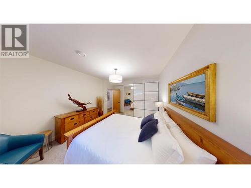 4881 Pedley Heights Court, Windermere, BC - Indoor Photo Showing Bedroom