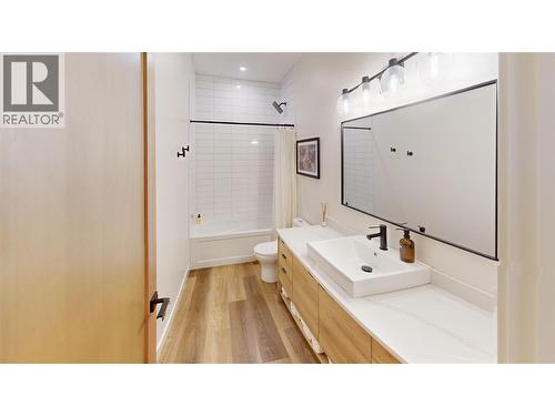 4881 Pedley Heights Court, Windermere, BC - Indoor Photo Showing Bathroom