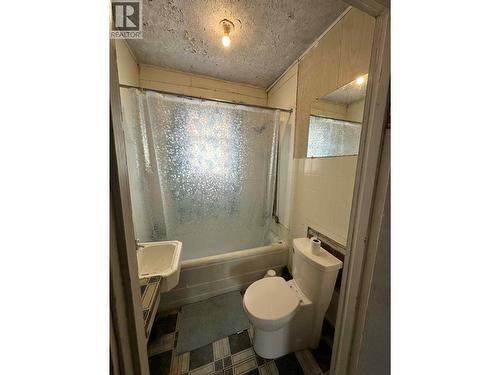 515 Sayward Avenue, Salmo, BC - Indoor Photo Showing Bathroom