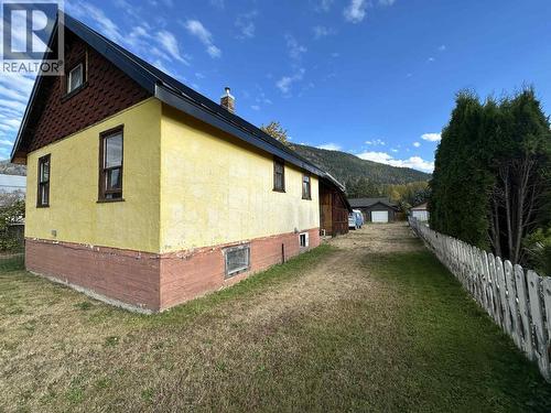 515 Sayward Avenue, Salmo, BC - Outdoor With Exterior