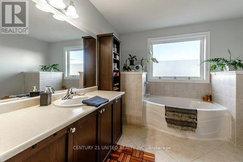 810 Hargrove Trail, Peterborough (Ashburnham Ward 4), ON - Indoor Photo Showing Bathroom