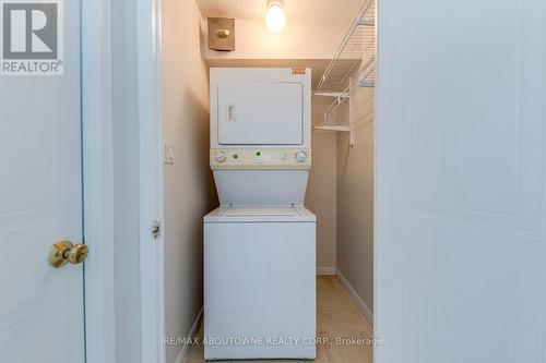 1415 - 135 Hillcrest Avenue, Mississauga, ON - Indoor Photo Showing Laundry Room