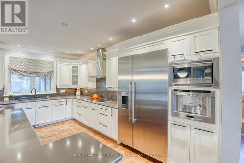 463 Lockmaster Crescent, Ottawa, ON - Indoor Photo Showing Kitchen With Upgraded Kitchen