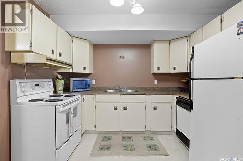 6934 Blakeney Drive, Regina, SK - Indoor Photo Showing Kitchen With Double Sink