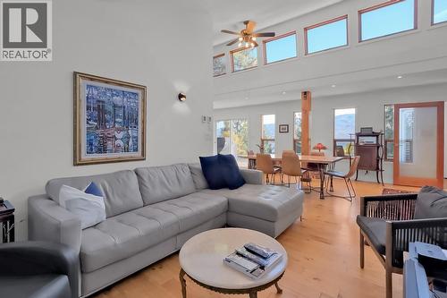 5290 Trepanier Bench Road, Peachland, BC - Indoor Photo Showing Living Room