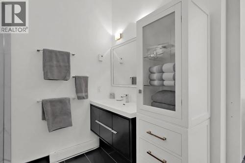 5290 Trepanier Bench Road, Peachland, BC - Indoor Photo Showing Bathroom
