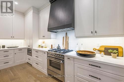 106 Dorothy Drive, Blue Mountains, ON - Indoor Photo Showing Kitchen With Upgraded Kitchen