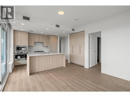 238 Leon Avenue Unit# 1704, Kelowna, BC - Indoor Photo Showing Kitchen