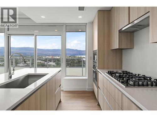 238 Leon Avenue Unit# 1704, Kelowna, BC - Indoor Photo Showing Kitchen With Upgraded Kitchen
