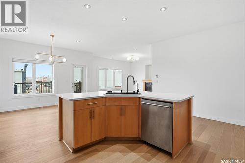 2106 Laurier Crescent E, Regina, SK - Indoor Photo Showing Kitchen