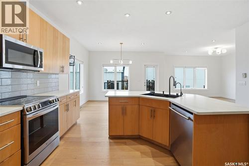 2106 Laurier Crescent E, Regina, SK - Indoor Photo Showing Kitchen With Stainless Steel Kitchen With Upgraded Kitchen