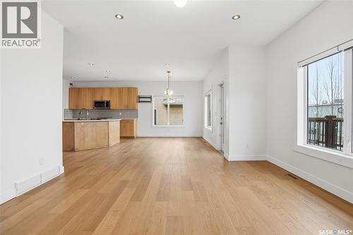 2106 Laurier Crescent E, Regina, SK - Indoor Photo Showing Kitchen