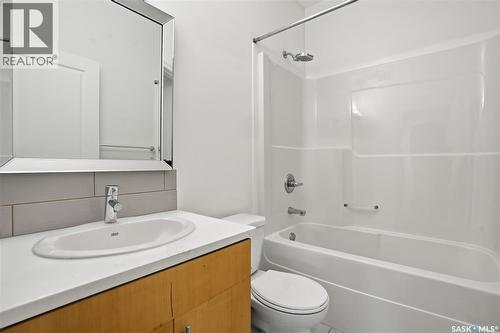 2106 Laurier Crescent E, Regina, SK - Indoor Photo Showing Bathroom