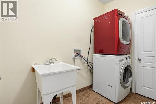 2106 Laurier Crescent E, Regina, SK - Indoor Photo Showing Laundry Room