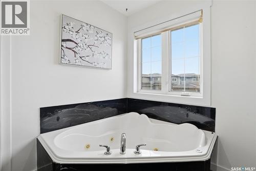 2106 Laurier Crescent E, Regina, SK - Indoor Photo Showing Bathroom