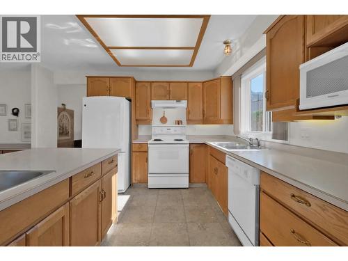 3333 South Main Street Unit# 30, Penticton, BC - Indoor Photo Showing Kitchen With Double Sink