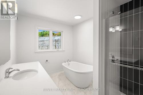 332 Dockside Drive, Kingston (Kingston East (Incl Barret Crt)), ON - Indoor Photo Showing Bathroom