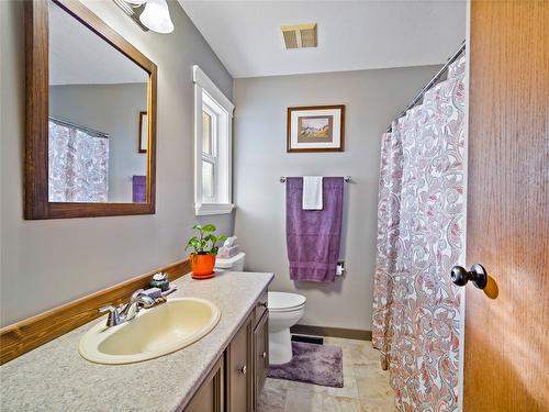 4250 Frederick Road, Armstrong, BC - Indoor Photo Showing Bathroom