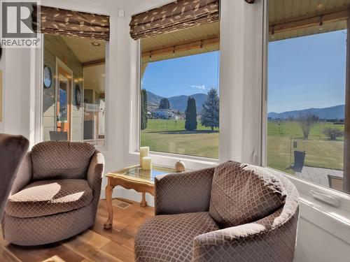 6240 Nursery Road, Grand Forks, BC - Indoor Photo Showing Living Room