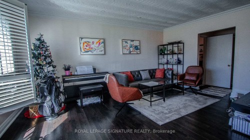 11 Blaydon Avenue, Toronto, ON - Indoor Photo Showing Living Room