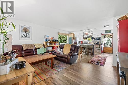 224 23Rd Avenue S, Creston, BC - Indoor Photo Showing Living Room