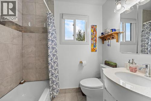224 23Rd Avenue S, Creston, BC - Indoor Photo Showing Bathroom