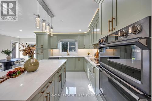 296 Thornton Road N, Oshawa, ON - Indoor Photo Showing Kitchen With Upgraded Kitchen
