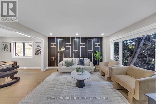 296 Thornton Road N, Oshawa, ON - Indoor Photo Showing Living Room