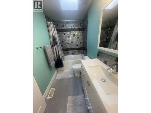 6427 Spencer Road, Kelowna, BC - Indoor Photo Showing Bathroom