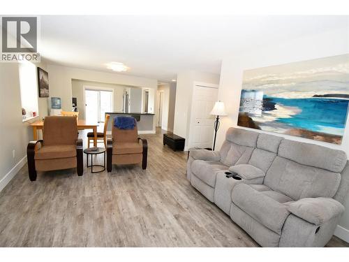 6427 Spencer Road, Kelowna, BC - Indoor Photo Showing Living Room