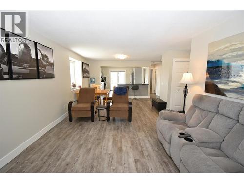 6427 Spencer Road, Kelowna, BC - Indoor Photo Showing Living Room