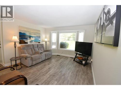 6427 Spencer Road, Kelowna, BC - Indoor Photo Showing Living Room