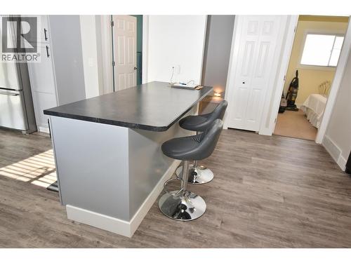 Kitchen peninsula - 6427 Spencer Road, Kelowna, BC - Indoor