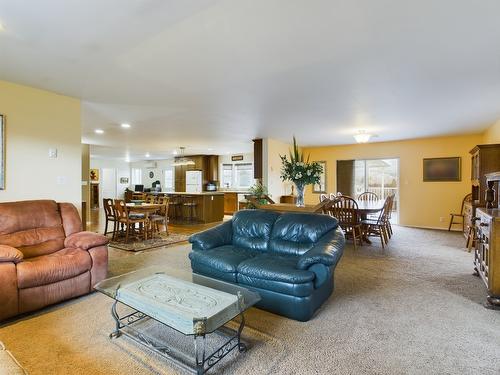 238 Park Rill Road, Oliver, BC - Indoor Photo Showing Living Room