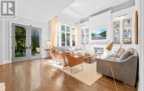 8 Cumberland Drive, Mississauga, ON - Indoor Photo Showing Living Room