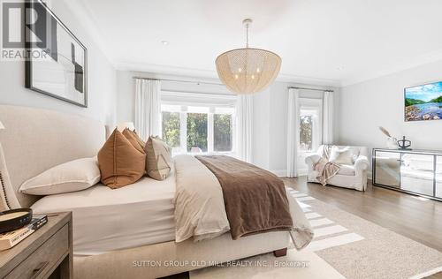 8 Cumberland Drive, Mississauga, ON - Indoor Photo Showing Bedroom