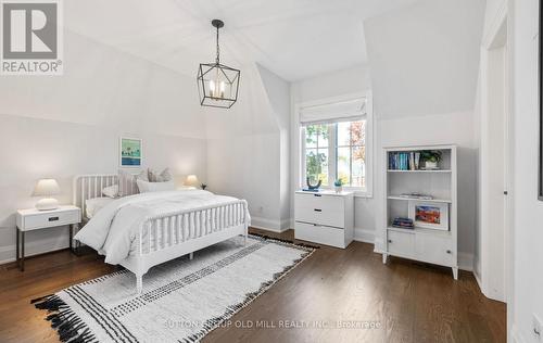 8 Cumberland Drive, Mississauga, ON - Indoor Photo Showing Bedroom