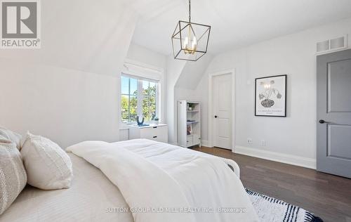 8 Cumberland Drive, Mississauga, ON - Indoor Photo Showing Bedroom