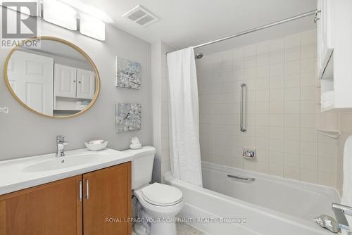 305 - 14924 Yonge Street, Aurora, ON - Indoor Photo Showing Bathroom