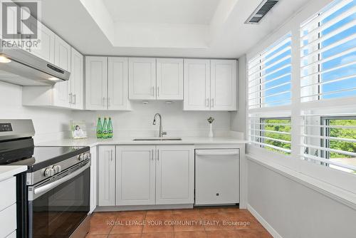 305 - 14924 Yonge Street, Aurora, ON - Indoor Photo Showing Kitchen