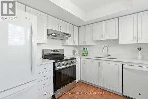 305 - 14924 Yonge Street, Aurora, ON - Indoor Photo Showing Kitchen