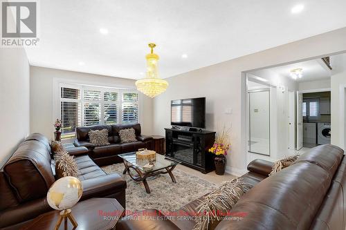 2088 Kempton Park Drive, Mississauga, ON - Indoor Photo Showing Living Room